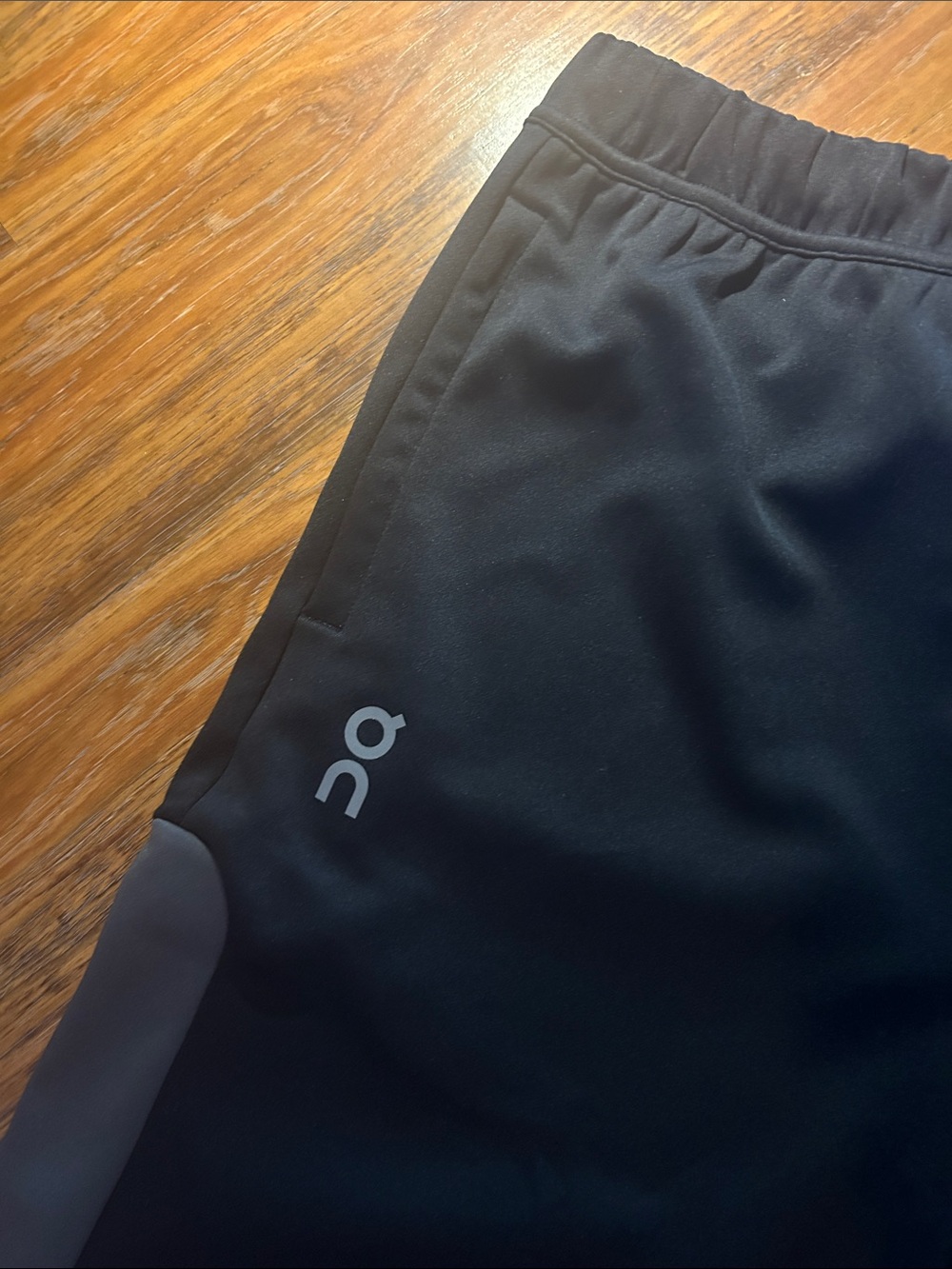 On Running Black track IKON pants wirh grey side panels - Picture 3 of 4